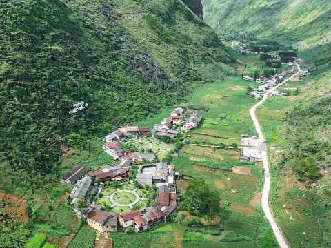 Dong Van-Tham Ma pass-Du Gia Village